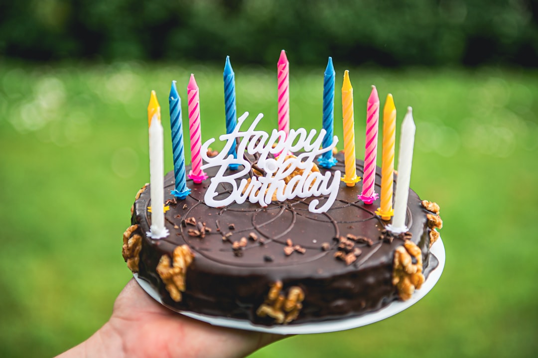 Cake Size Guide: How Many People Does a Cake Feed? (6" vs 8" vs Sheet Cake)