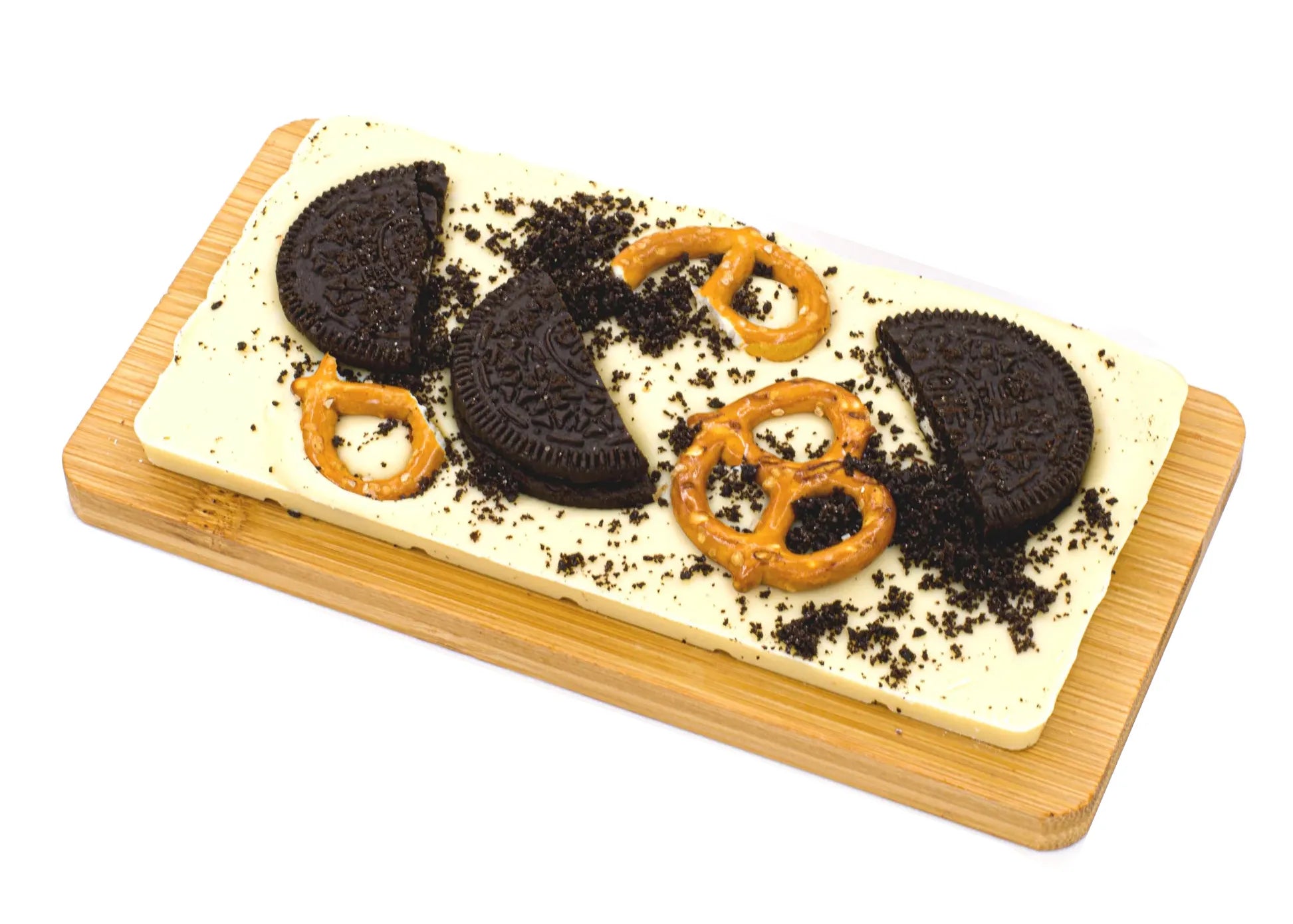 White chocolate bar topped with chocolate sandwich cookies, pretzels, and cookie crumbs